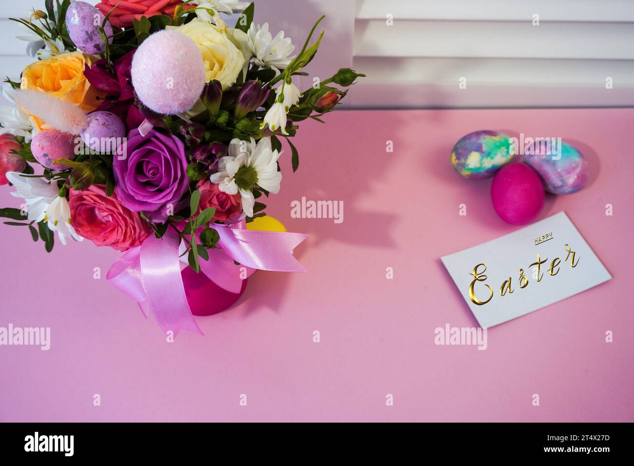 Buona pasqua! Piatto, banner Internet, cartolina a Pasqua. Bouquet di fiori e uova di Pasqua Foto Stock