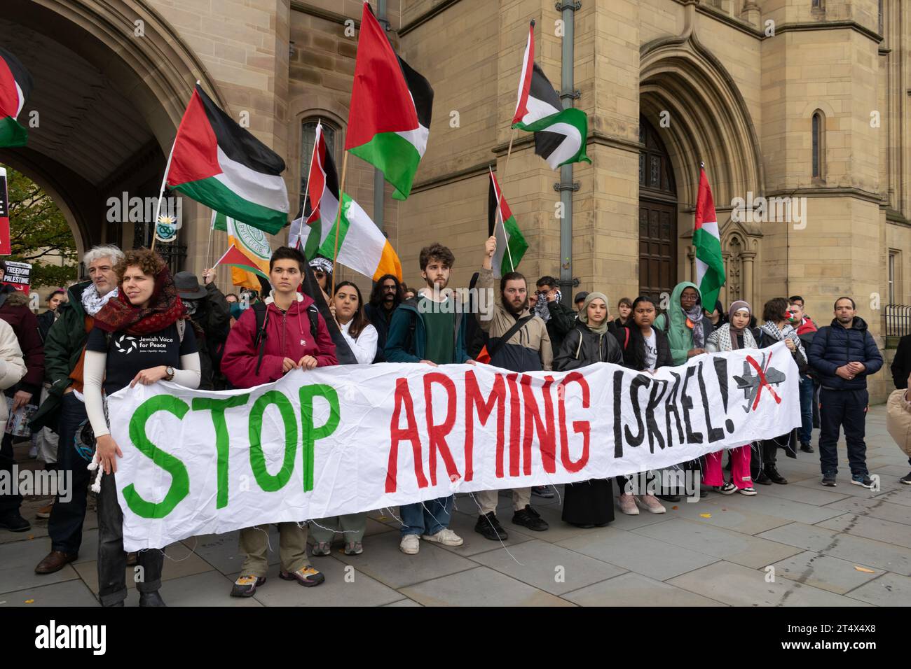 Università di Manchester. Protesta contro il genocidio di Gaza, la Palestina e l'Istituto Graphene. Testo banner Stop Arming Israel. Whitworth Building, Oxford Foto Stock