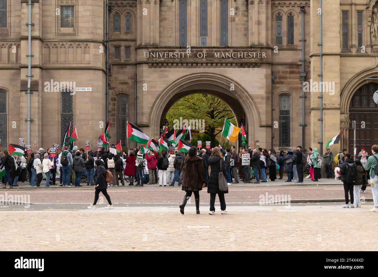 Università di Manchester. Protesta contro il genocidio di Gaza, la Palestina e l'Istituto Graphene. Whitworth Building Arch con logo universitario, Oxford Road. Foto Stock