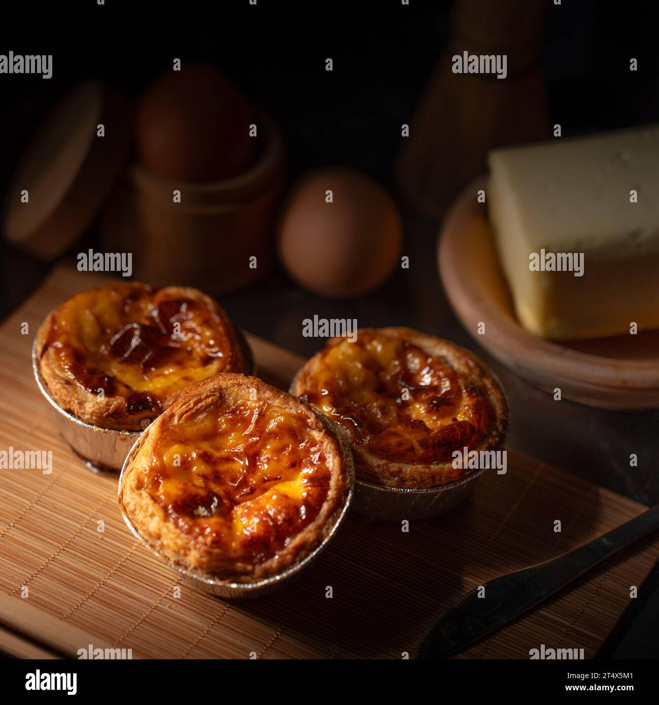 Dessert con crostata d'uovo d'oro. Crostata all'uovo portoghese. Macao Egg Tart. Prodotti da forno e dessert Foto Stock