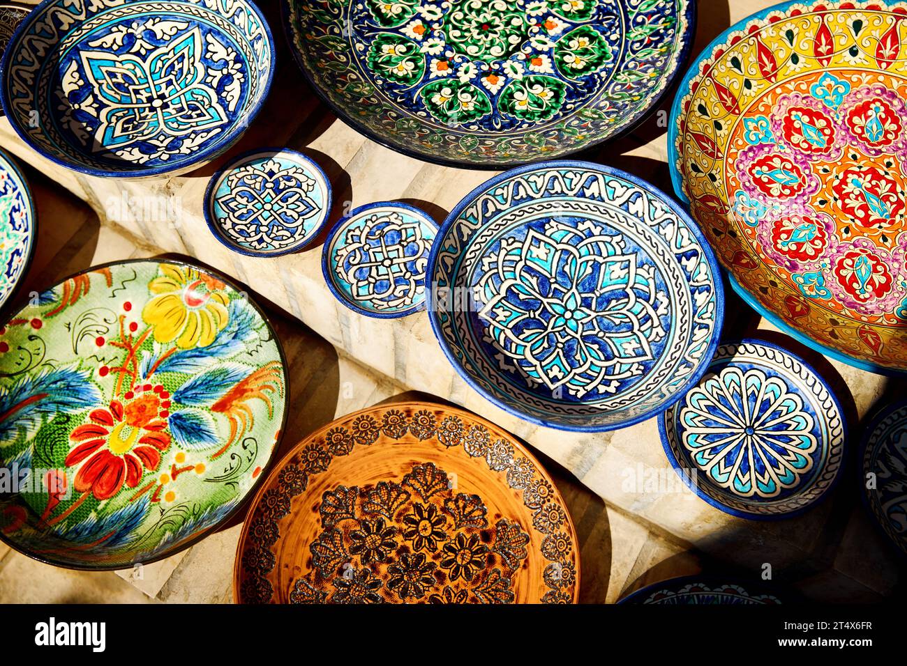 Piatti colorati decorativi in ceramica con ornamenti tradizionali uzbeko sul mercato di strada a Khiva, Uzbekistan, Asia centrale, via della Seta. Foto Stock