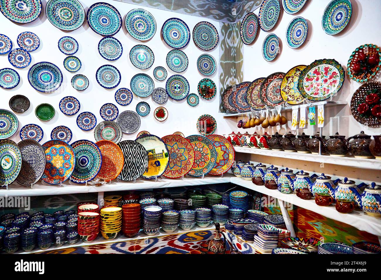 Piatti colorati decorativi in ceramica con ornamenti tradizionali uzbeko sul mercato di strada a Khiva, Uzbekistan, Asia centrale, via della Seta. Foto Stock