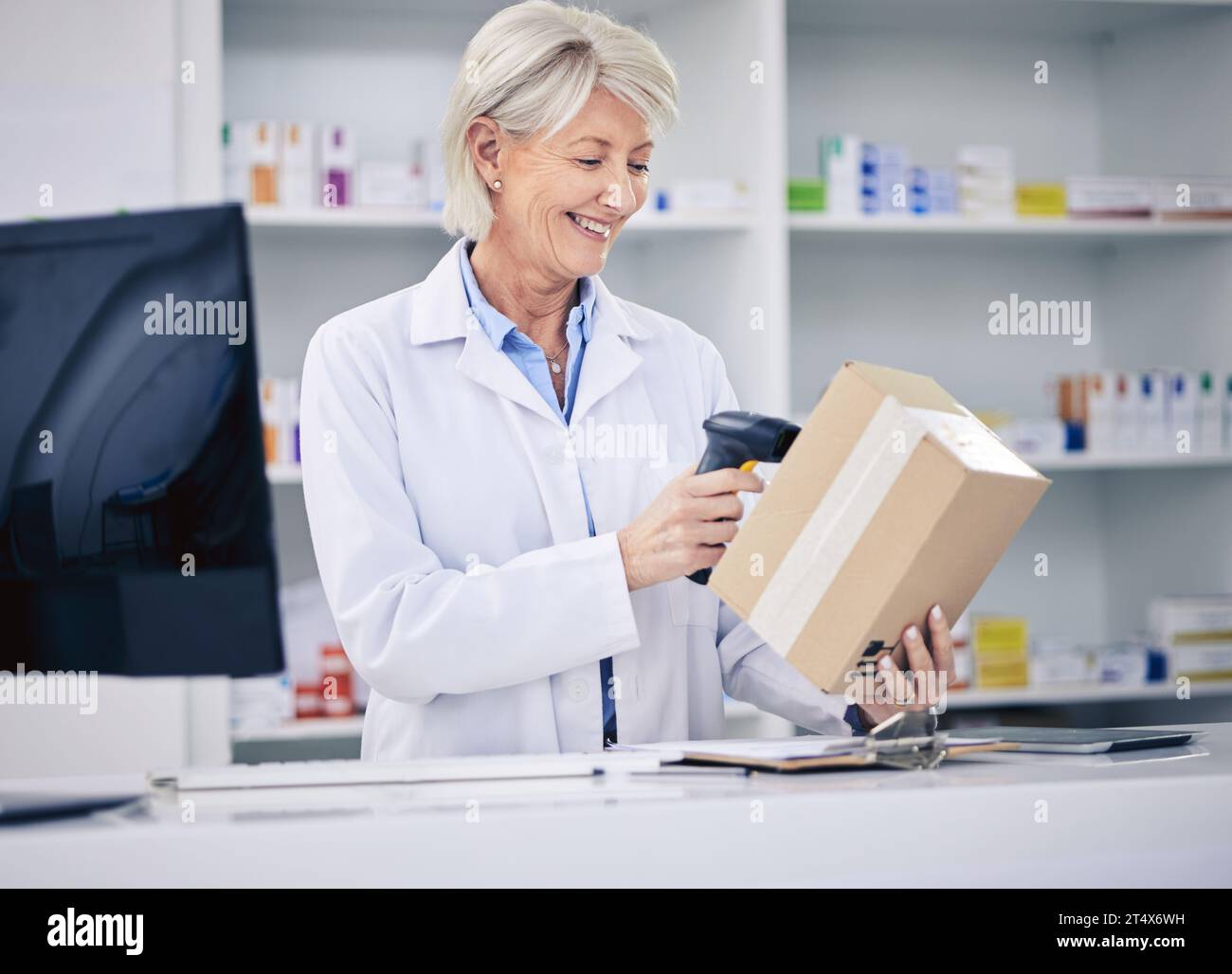 Farmacista senior, pacchetto donna e scansione, cassiere con medicina e farmacia, codice a barre digitale e a stock. Farmaceutico, scatola di farmaci e donna Foto Stock