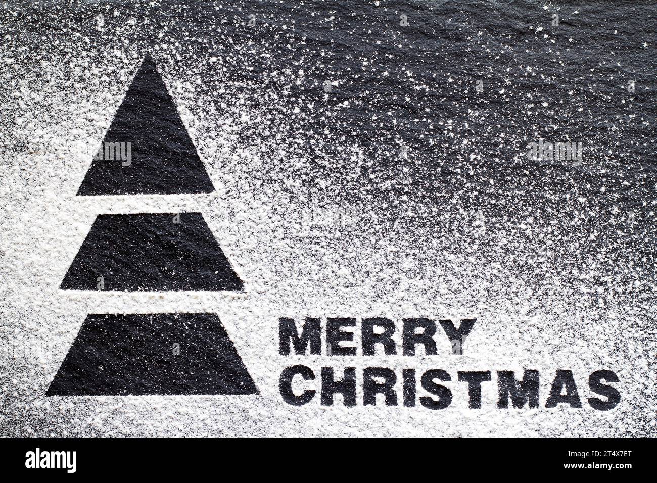Albero di Natale realizzato con farina su sfondo nero, scritta Merry Christmas, sfondo natalizio creativo Foto Stock