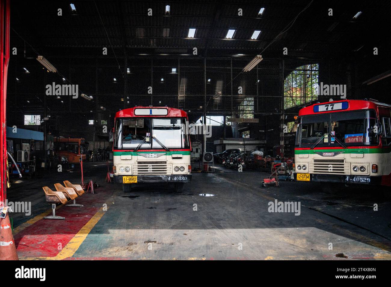 Thailandia. 2 novembre 2023. Gli autobus BMTA (Bangkok Metropolitan Transportation Authority) si trovano nel negozio di riparazione presso il Bus Hub 4 di Khlong Toey. La vita quotidiana a Bangkok, in Thailandia, come il neo-eletto governo del Partito Pheu Thai, guidato dal primo ministro Srettha Thavisin, lotta per attirare più turismo internazionale nel Regno con ulteriori schemi di esenzione dal visto per i viaggiatori provenienti da Russia, India, Cina e Taiwan. Crediti: Matt Hunt/Neato/Alamy Live News Foto Stock