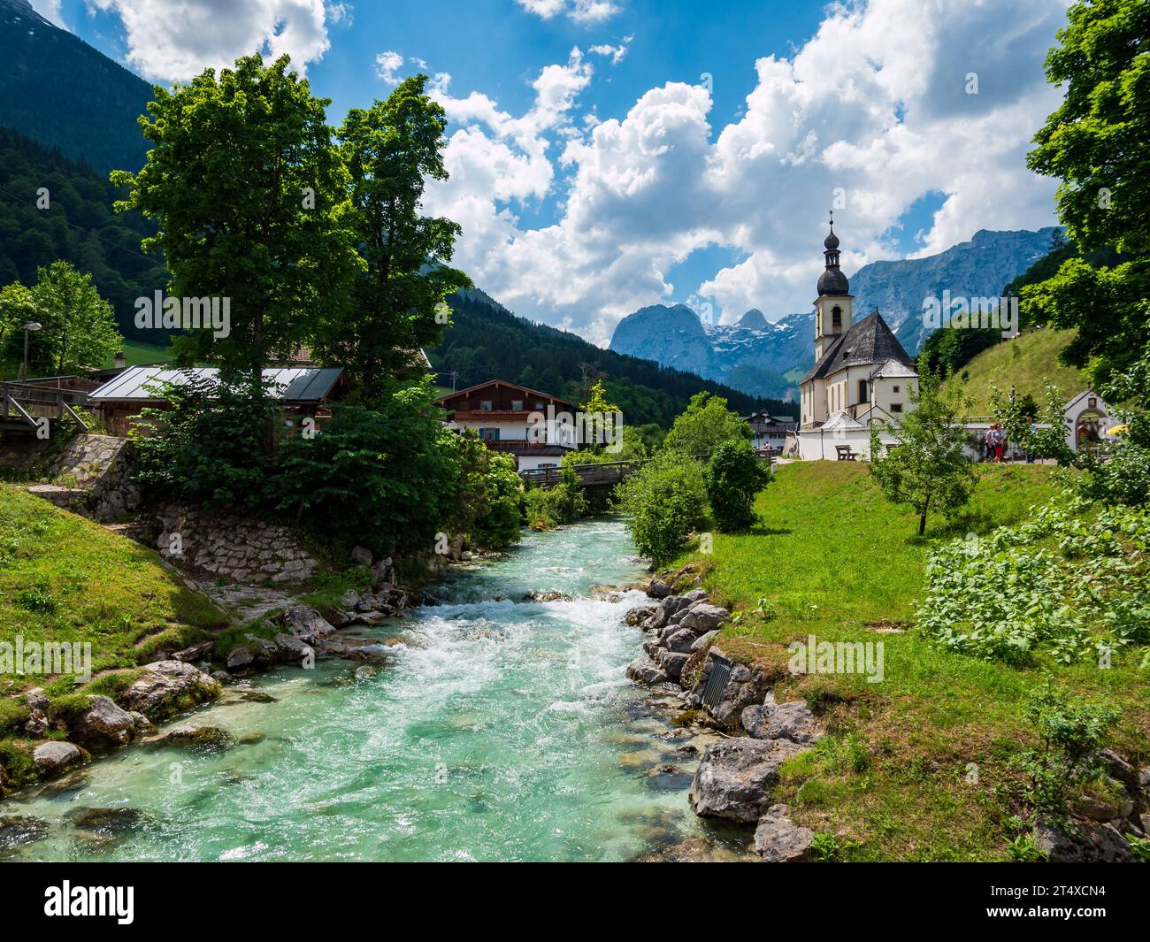 Villaggio di Ramsau con chiesa nelle Alpi Berchtesgaden Foto Stock
