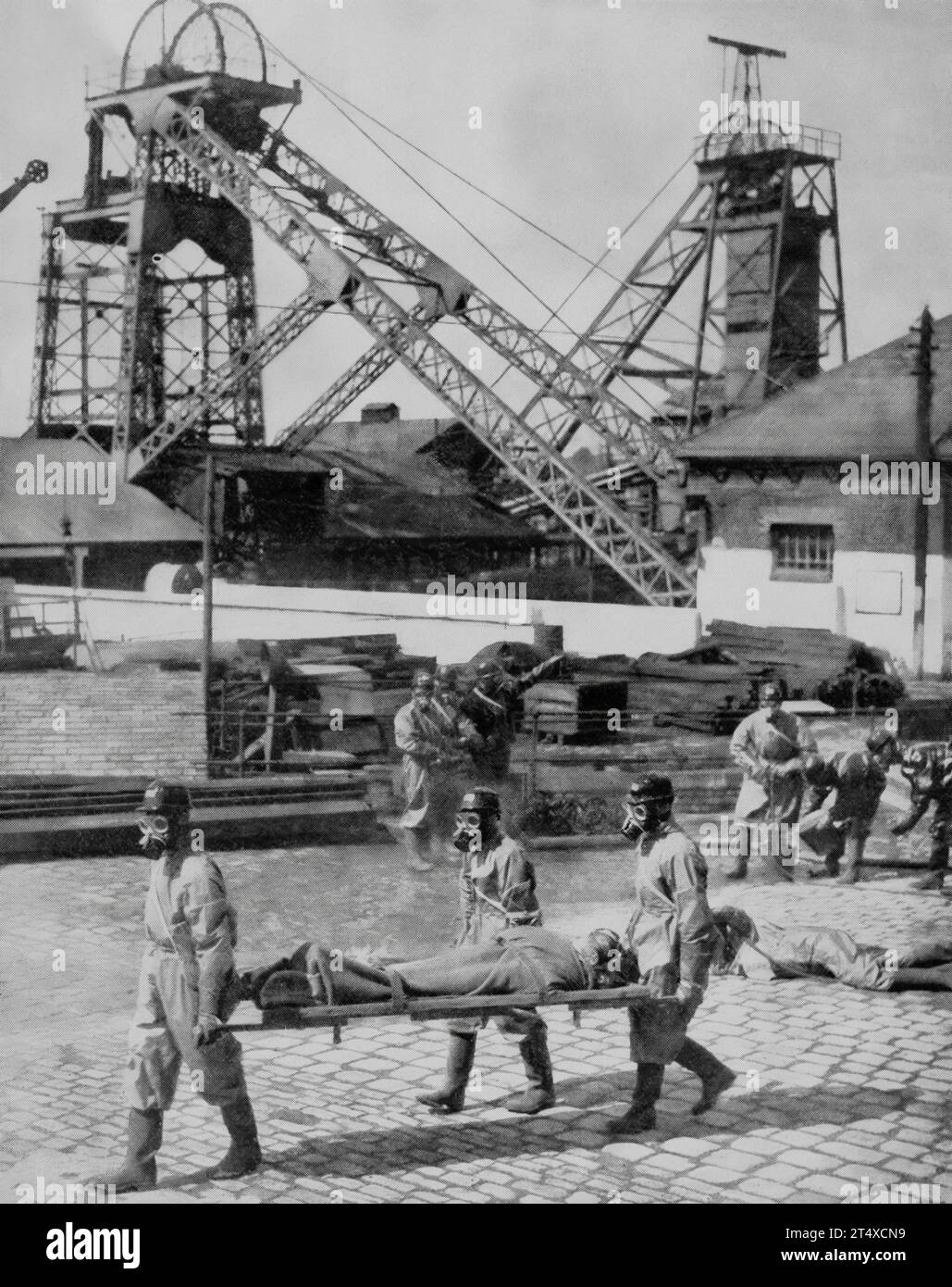 Nel giugno 1940, i membri dell'AFS (Auxiliary Fire Service) esercitano la rimozione di una vittima indossando respiratori e abbigliamento antigas in un ambiente industriale inglese. Foto Stock