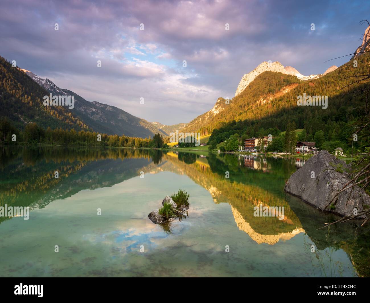 lago Hintersee e montagne nelle Alpi Berchtesgaden Foto Stock