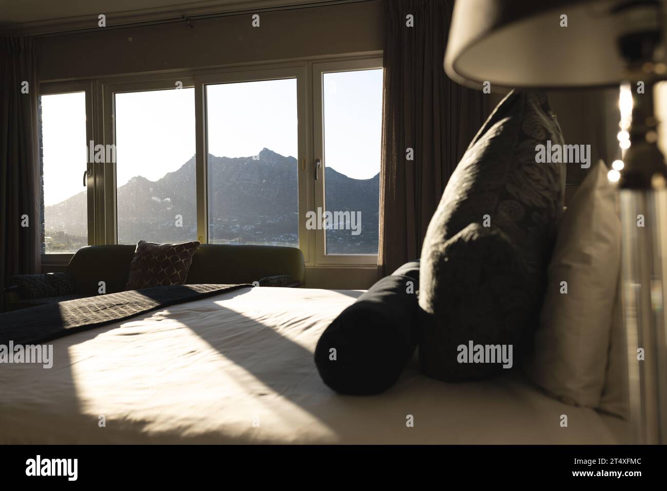 Interno della soleggiata camera da letto domestica con letto matrimoniale e vista sulle montagne, spazio fotocopie Foto Stock