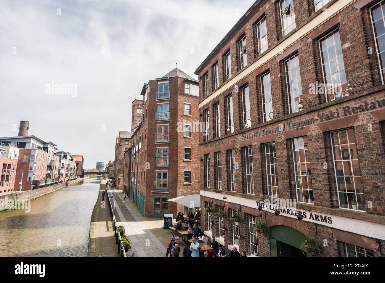 Chester, Cheshire, Inghilterra, 22 aprile 2023. Il ristorante Thai Teppan-Yaki e il pub Old Harkers Arms contro il canale. Foto Stock