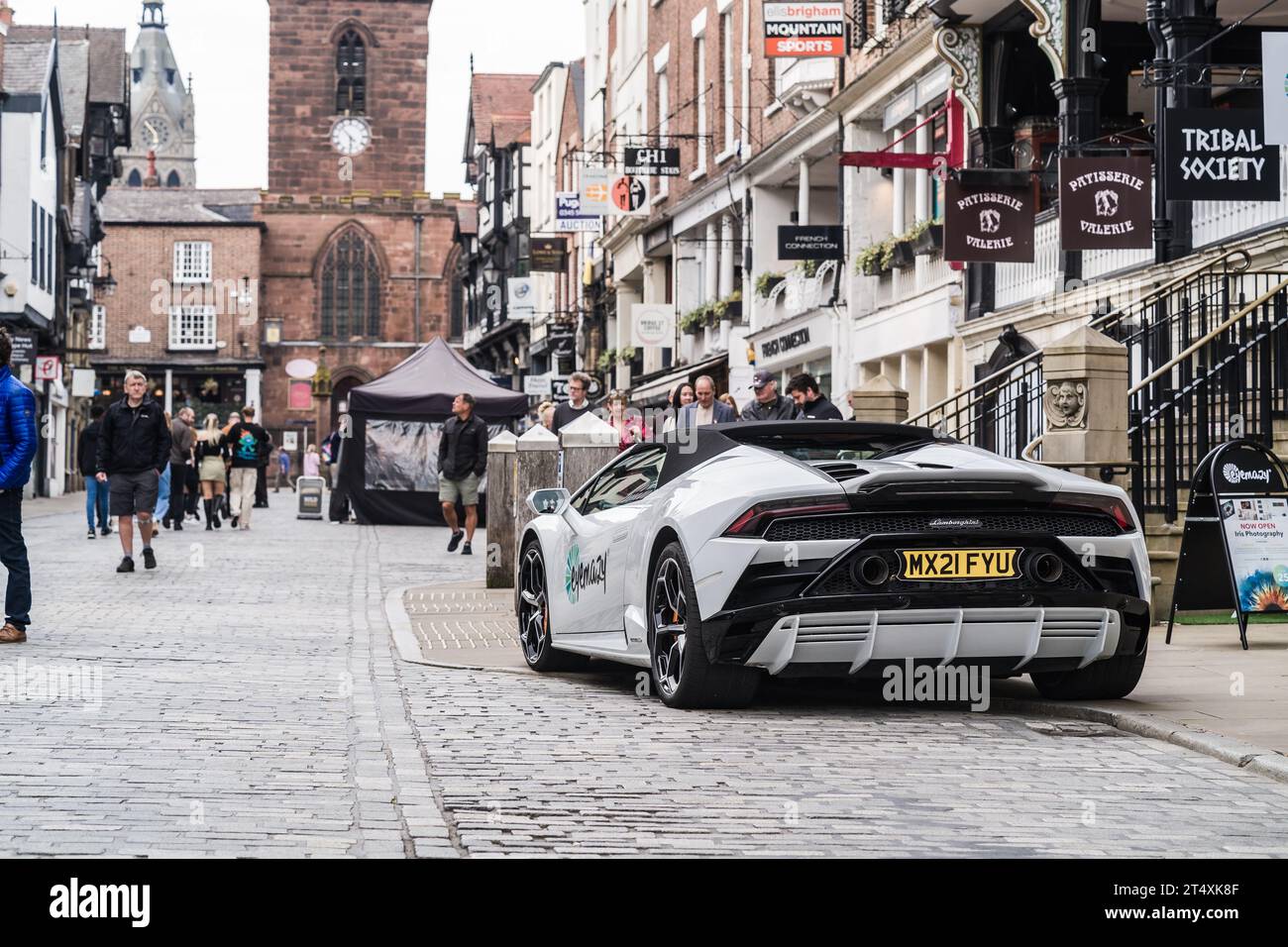 Chester, Cheshire, Inghilterra, 22 aprile 2023. White Lamborghini Huracan EVO Spyder, negozio di fotografia all'esterno, illustrazione per la vendita al dettaglio di automobili. Foto Stock