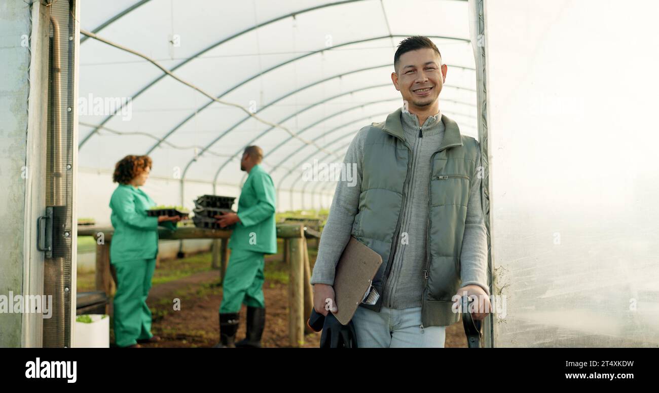 Ritratto, agricoltore o uomo felice in serra in giardino con lista di controllo per verdure, piante o crescita biologica. Appunti, sorriso o persona all'asilo Foto Stock