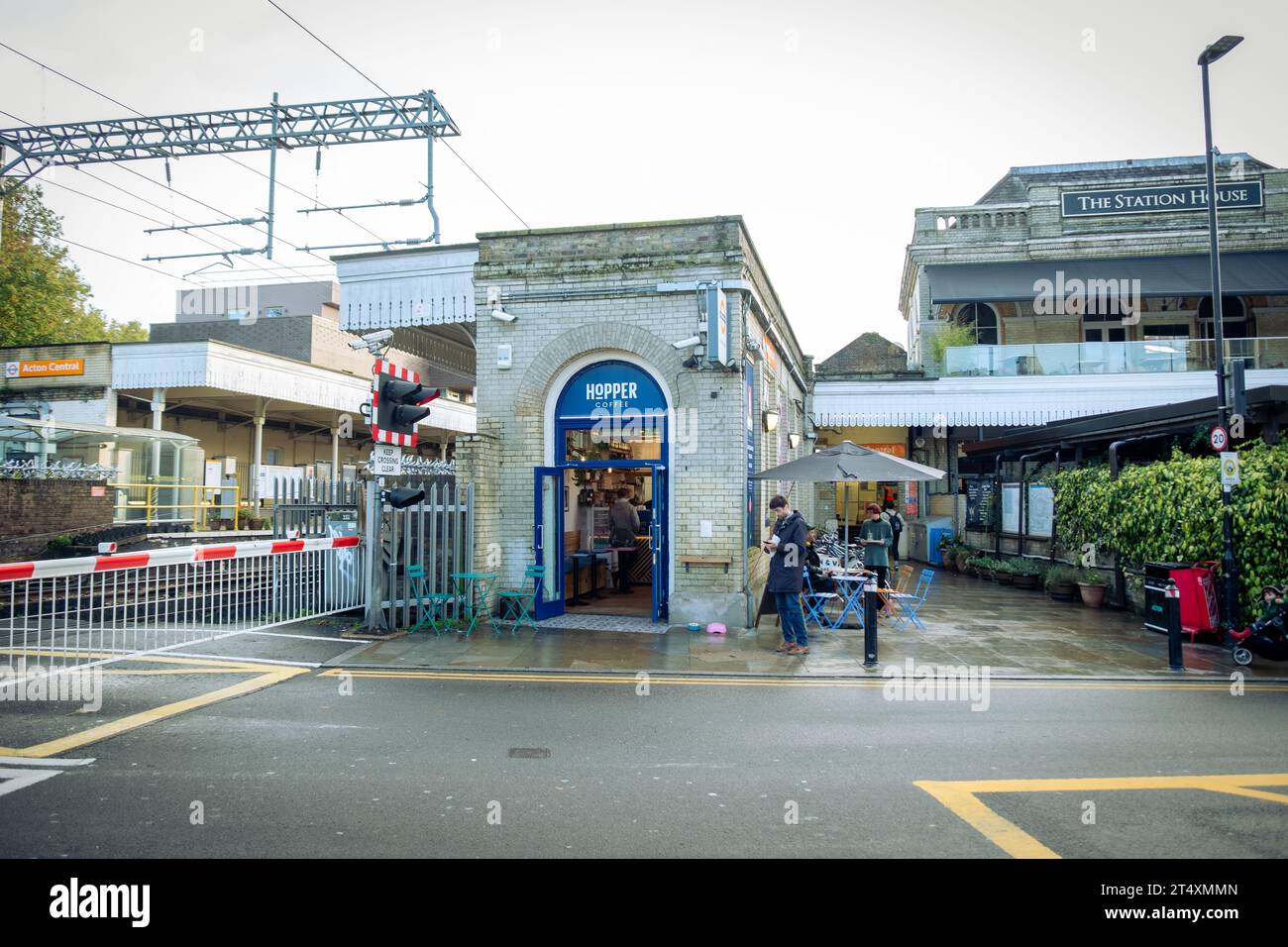LONDRA, 30 OTTOBRE 2023: Stazione ferroviaria centrale di Acton e attraversamento stradale. London Overland, linea ferroviaria nella zona ovest di Londra Foto Stock
