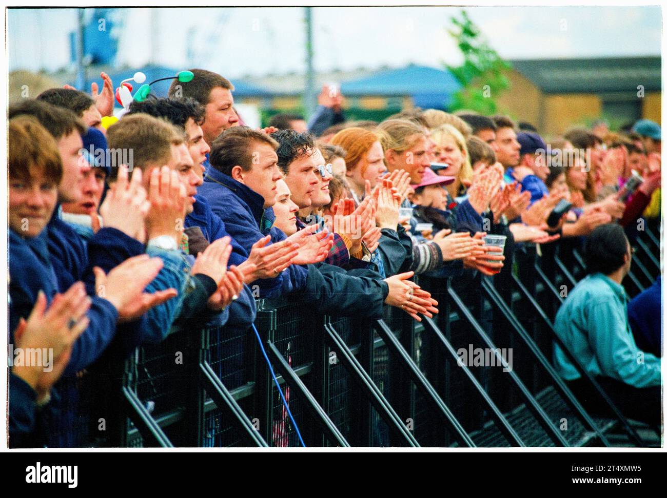 CROWD, CARDIFF, BIG NOISE, 1997: The Crowd at BBC Big Noise Festival a Cardiff Bay, Cardiff, Galles, Regno Unito domenica 11 maggio, 1997. foto: Rob Watkins Foto Stock