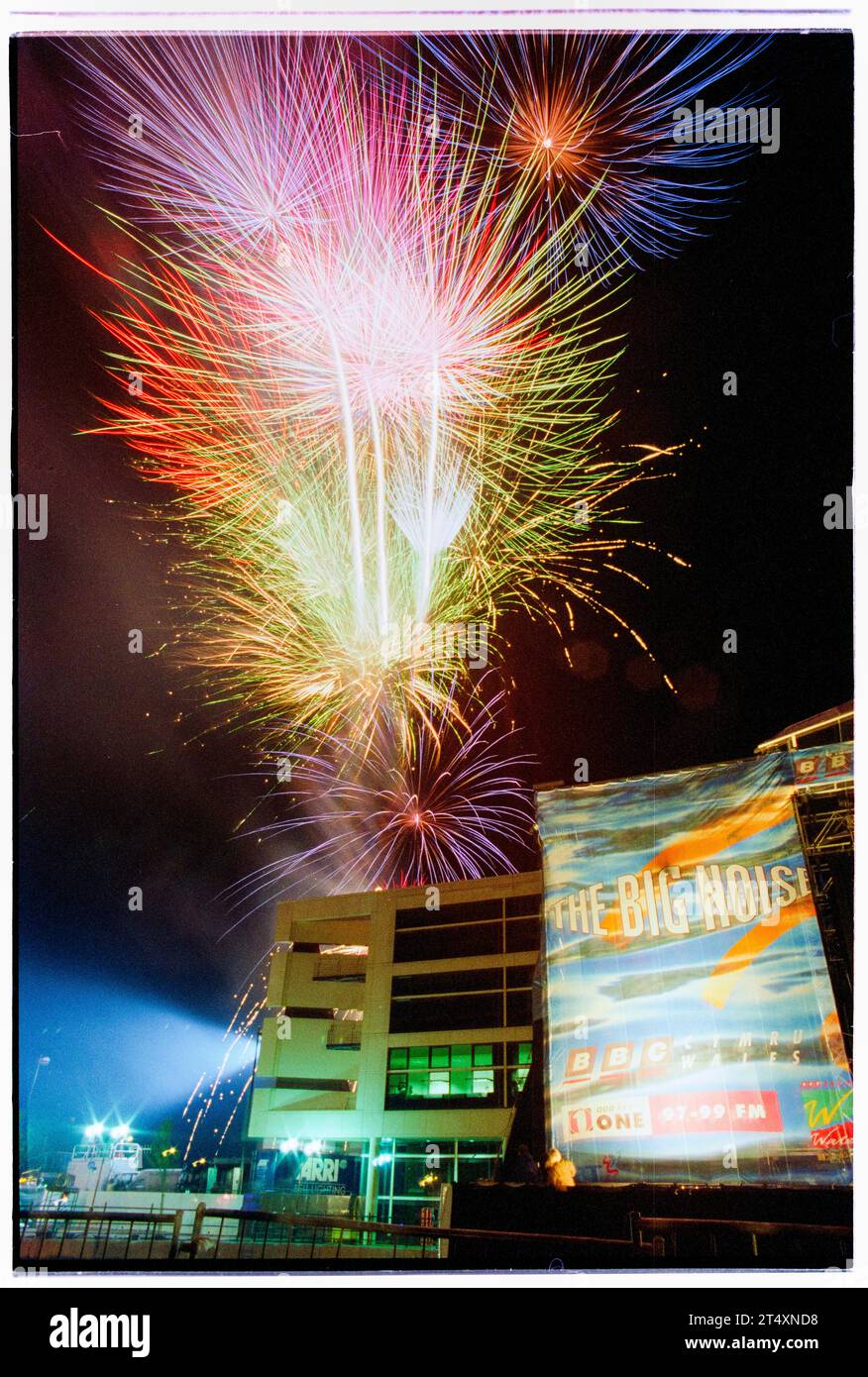 FIREWORKS, CARDIFF, BIG NOISE, 1997: I fuochi d'artificio al culmine del BBC Big Noise Festival a Cardiff Bay, Cardiff, Galles, Regno Unito domenica 11 maggio, 1997. foto: Rob Watkins Foto Stock