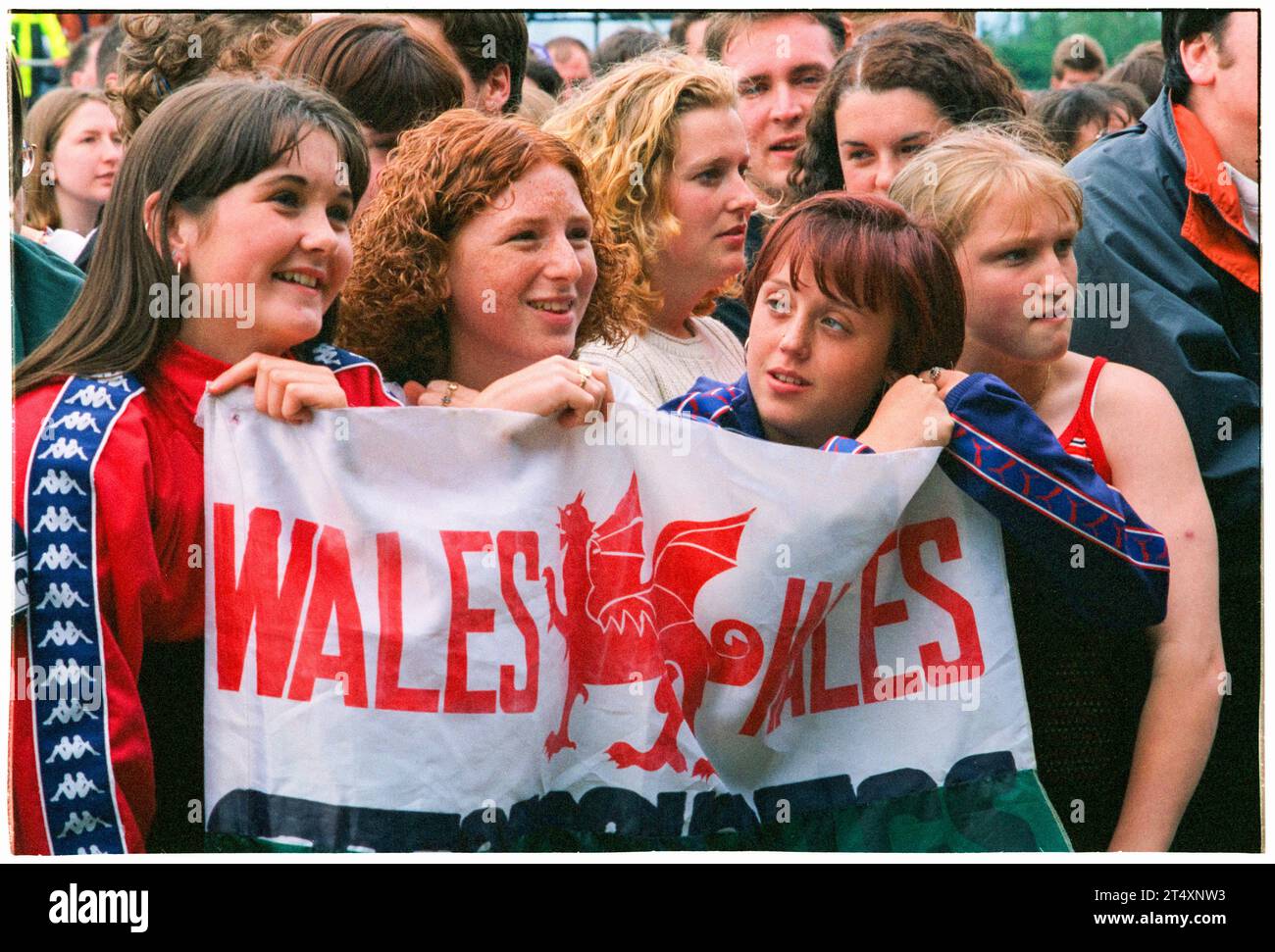 WELSH FANS, CARDIFF MUSIC IN THE BAY FESTIVAL, 1997: Welsh Stereophonics fans in the Crowd al Cardiff Music in the Bay Festival il 14 giugno 1997 a Cardiff, Galles, Regno Unito. Foto: Rob Watkins Foto Stock