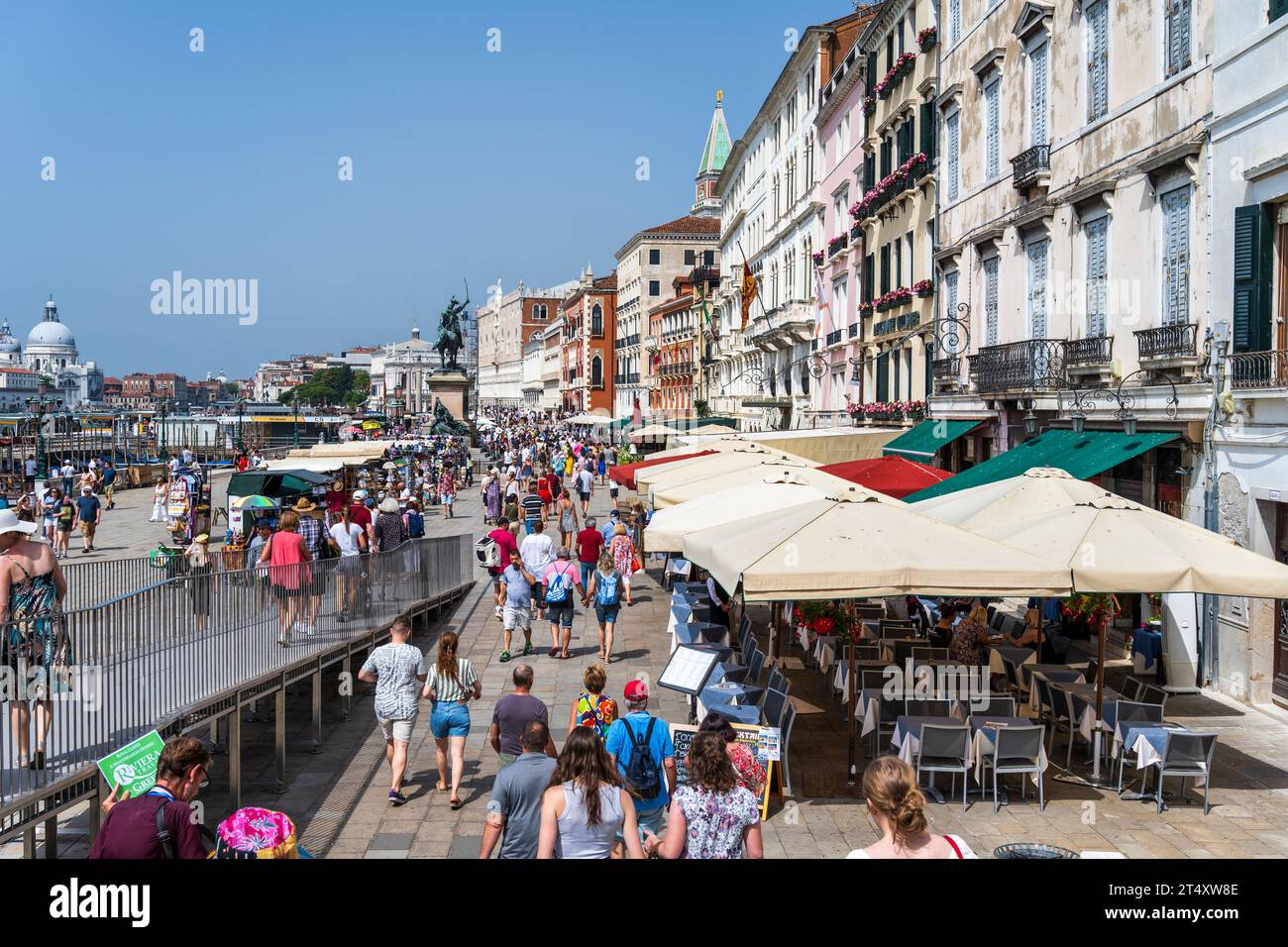 Turisti sul lungomare di Riva degli Schiavoni a Venezia, regione Veneto, Italia Foto Stock