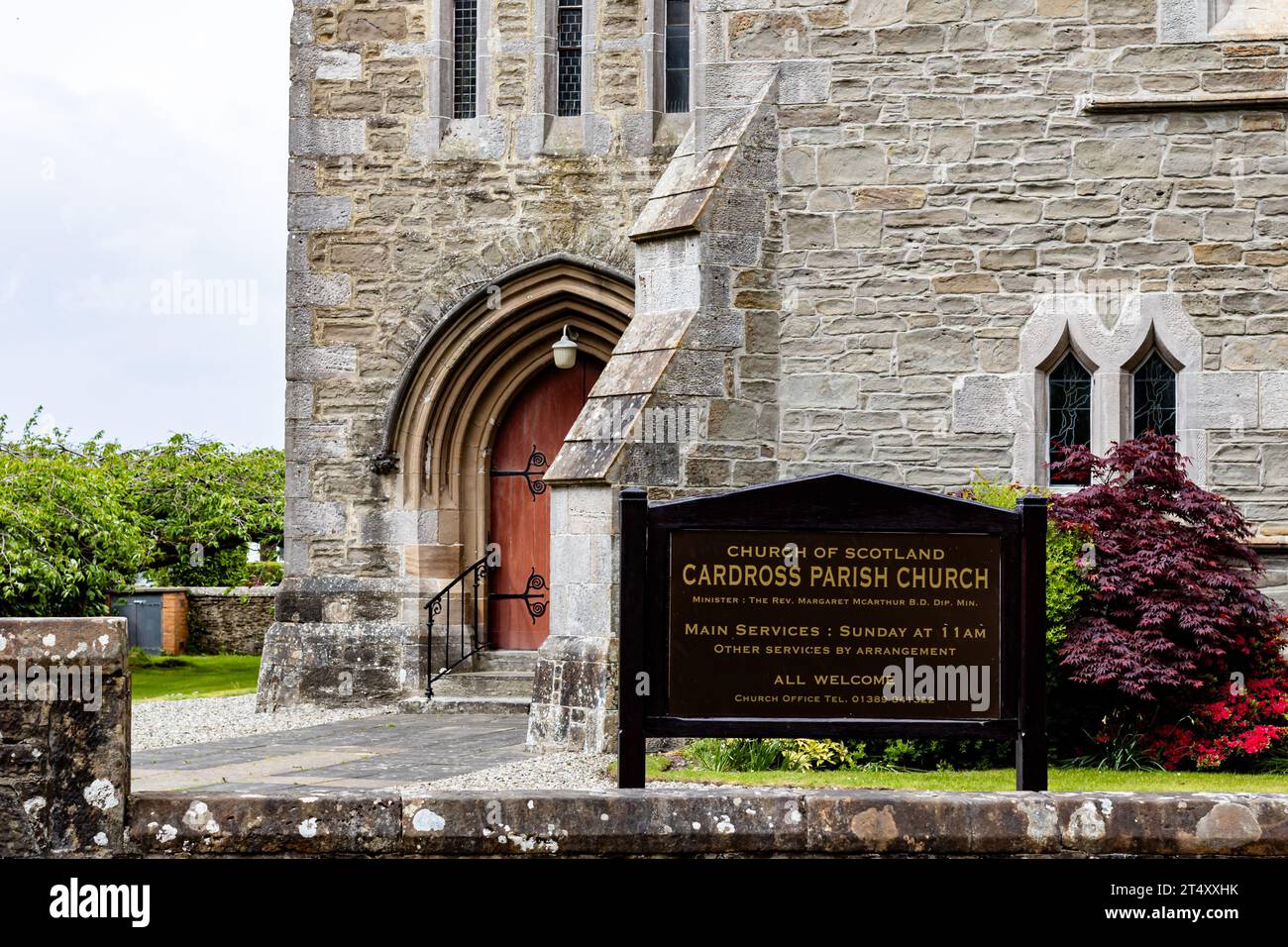 Scheda dei servizi principali in legno e parte dell'ingresso alla chiesa parrocchiale di Cardross della Chiesa di Scozia, un luogo di culto Foto Stock