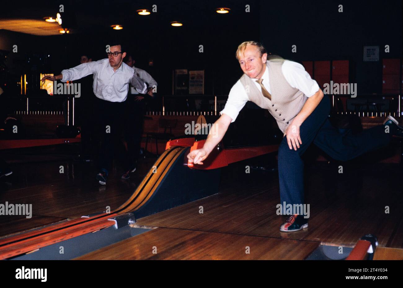 Men Ten pin bowling, Inghilterra, Regno Unito 1962 Foto Stock