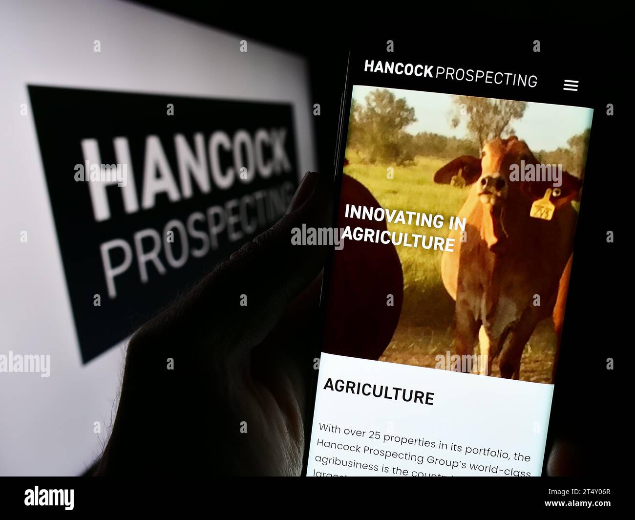 Persona che possiede uno smartphone con il sito Web della società mineraria australiana Hancock Prospecting Pty. Ltd. Con logo. Concentrarsi sul centro del display del telefono. Foto Stock