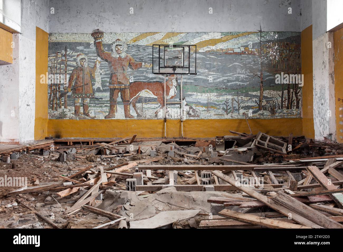 Ginnasio di una scuola, gravi danni dovuti allo scongelamento del permafrost, Chersky, Yakutia, Russia Foto Stock