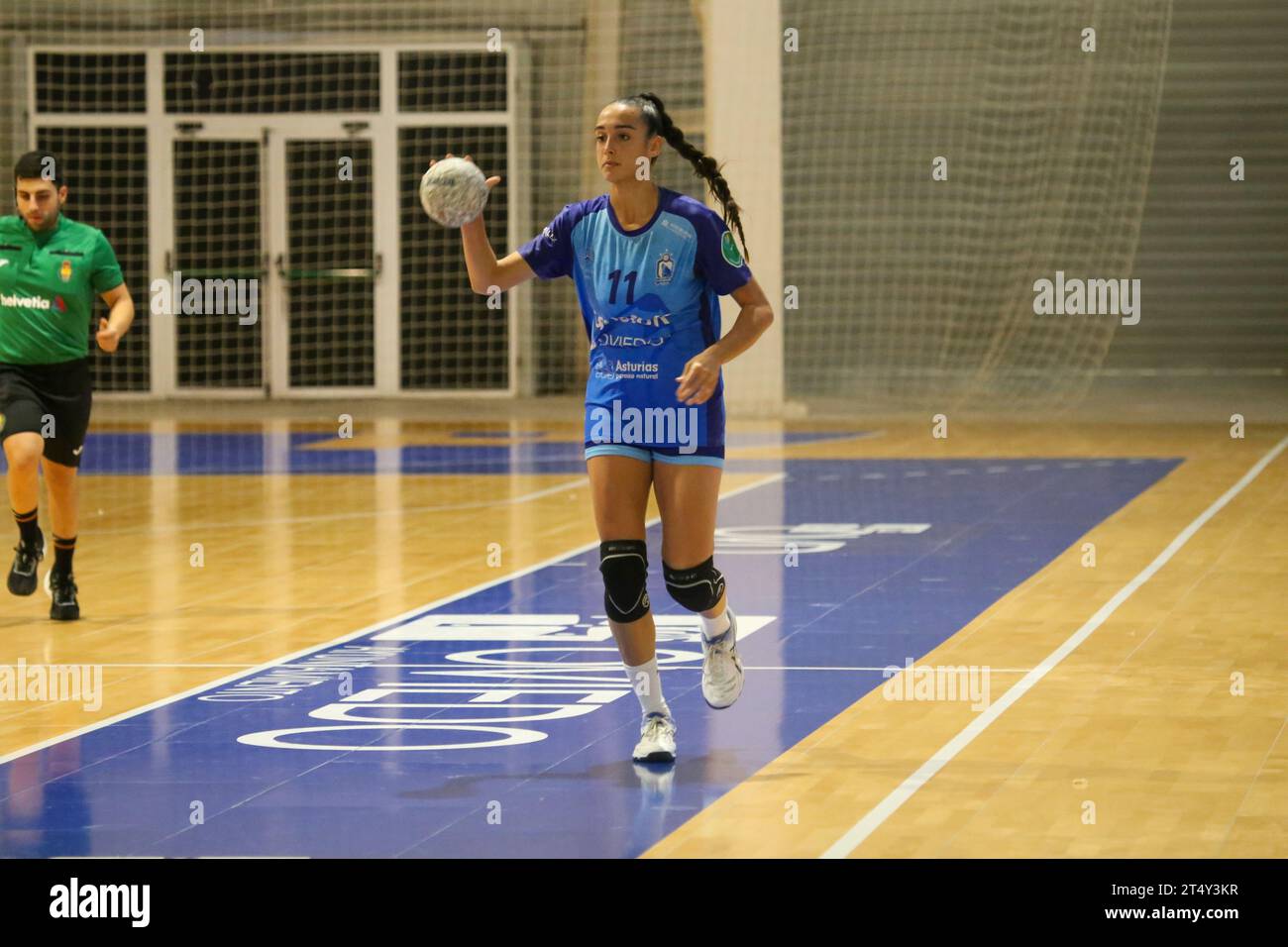 Oviedo, Spagna. 1 novembre 2023. La giocatrice di Lobas Global Atac Oviedo, Elena Martinez (11) dribbling la palla durante la nona giornata della Liga Guerreras Iberdrola tra Lobas Global Atac Oviedo e Motive.co Gijon Balonmano la Calzada, il 1 novembre 2023, presso il Florida Arena Municipal Sports Center, a Oviedo, in Spagna. (Foto di Alberto Brevers/Pacific Press) Credit: Pacific Press Media Production Corp./Alamy Live News Foto Stock