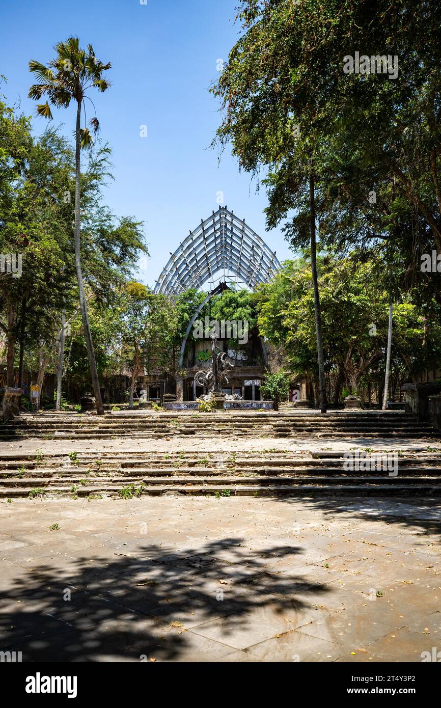 Un ex parco acquatico e di divertimento recuperato dalla natura, luogo perduto. Taman Festival Bali, Padang Galak, Bali, Indonesia Foto Stock