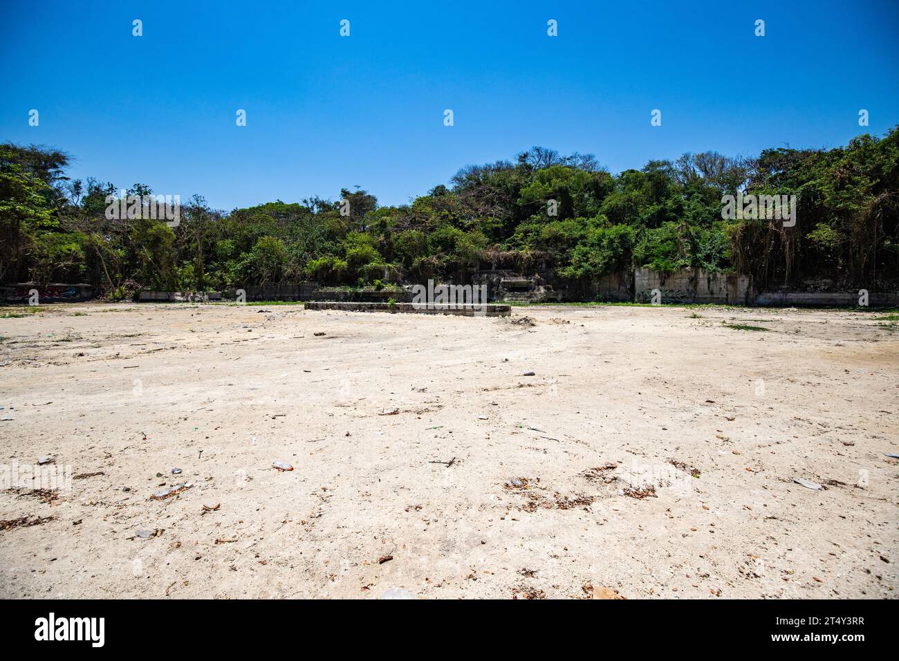 Un ex parco acquatico e di divertimento recuperato dalla natura, luogo perduto. Taman Festival Bali, Padang Galak, Bali, Indonesia Foto Stock