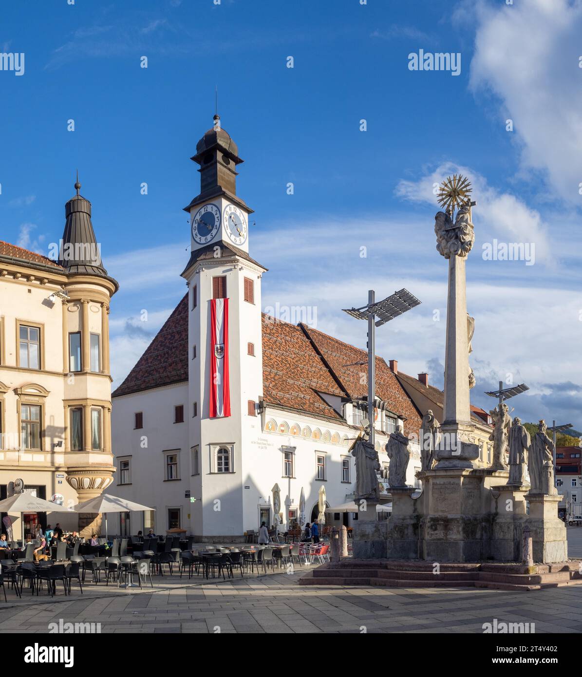 Vecchio municipio, con bandiera austriaca, colonna della peste, piazza principale di Leoben, Stiria, Austria Foto Stock