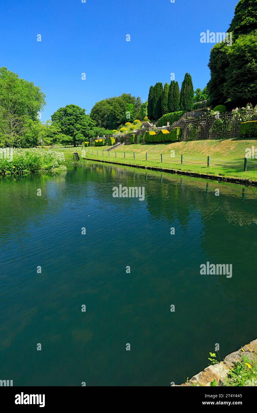 Il lago e i Giardini e Museo Nazionale di Storia/ Amgueddfa Werin Cymru, St Fagans, Cardiff, Galles. Foto Stock