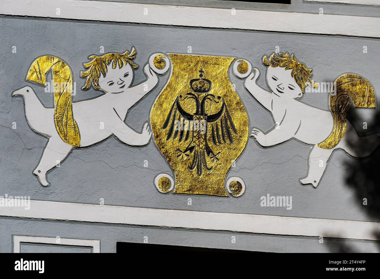 Affresco con stemma dorato e aquila a due teste con corona su facciata grigia, Kempten, Allgaeu, Baviera, Germania Foto Stock