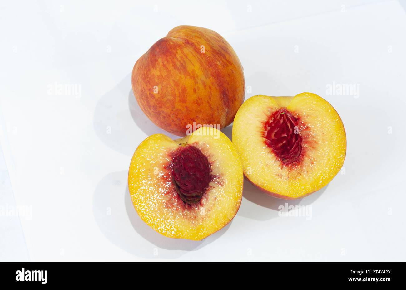 Peach. Frutta con fetta isolati su sfondo bianco. Foto Stock