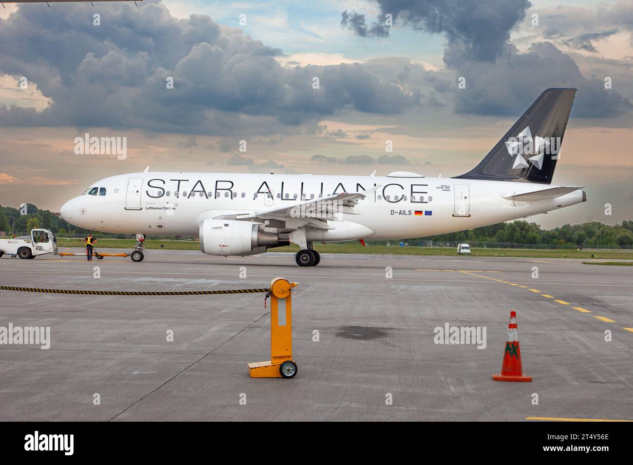 Aereo passeggeri della compagnia aerea tedesca STAR ALLIANS Airbus A-319-100 D-AILS. Grembiule per l'aeroporto. Aerei della Germania in pista. Arriva l'aereo Lufthansa Cityline. Ucraina, Kiev - 1 settembre 2021. Foto Stock