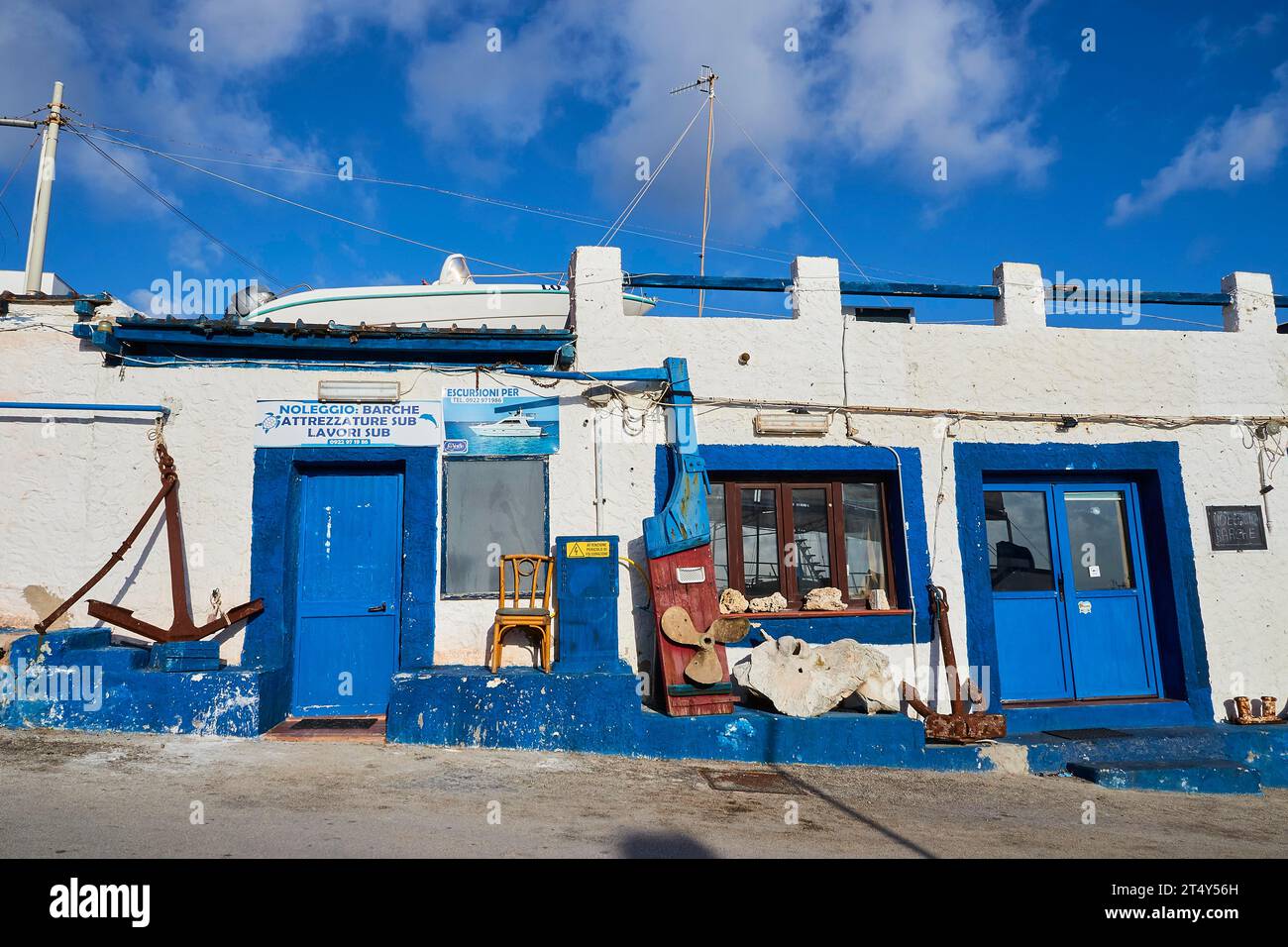 Edificio bianco e blu, città di Lampedusa, isola di Lampedusa, provincia di Agrigento, isole pelagiche, Sicilia, Italia Foto Stock