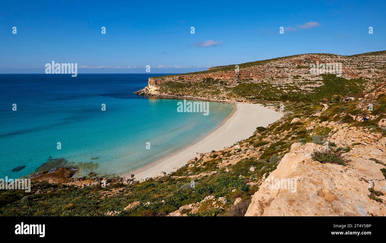 Baia dei sogni, spiaggia bianca, acque turchesi, cielo azzurro, stretta sponda di nuvole, Isola dei conigli, Spiaggia dei conigli, riserva naturale orientata Isola Foto Stock