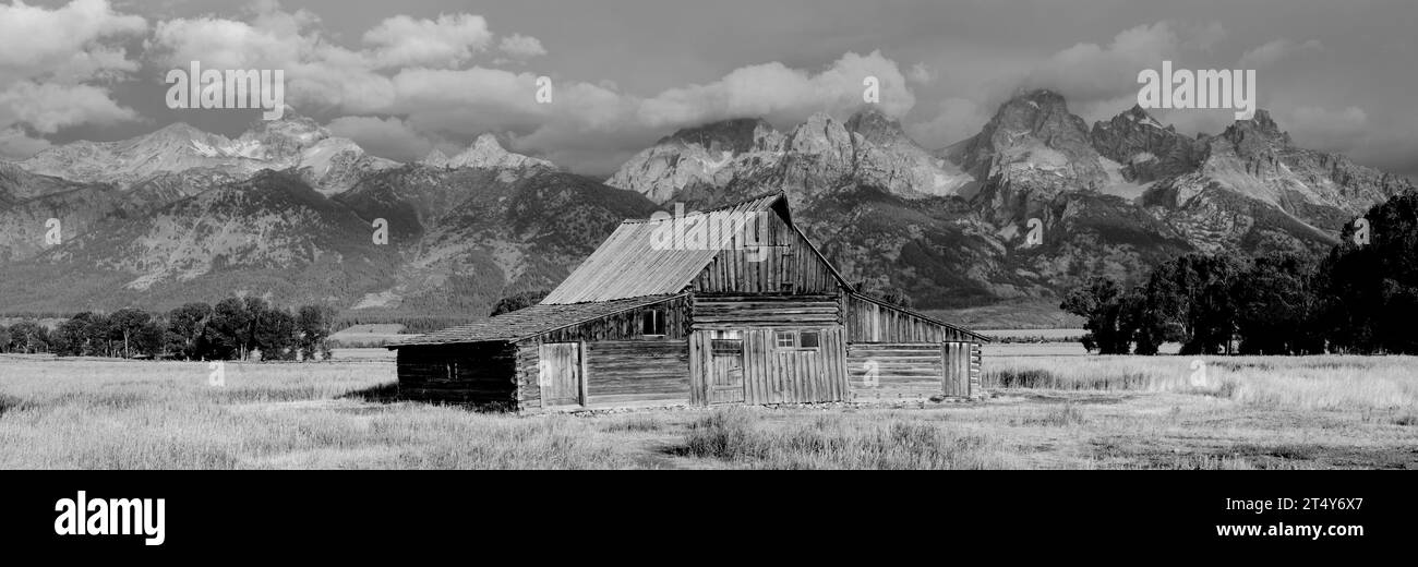 T. A. Moulton Barn di fronte al Teton Range, Mormon Row Historic District, Grand Teton National Park, Rocky Mountains, Wyoming, USA Foto Stock