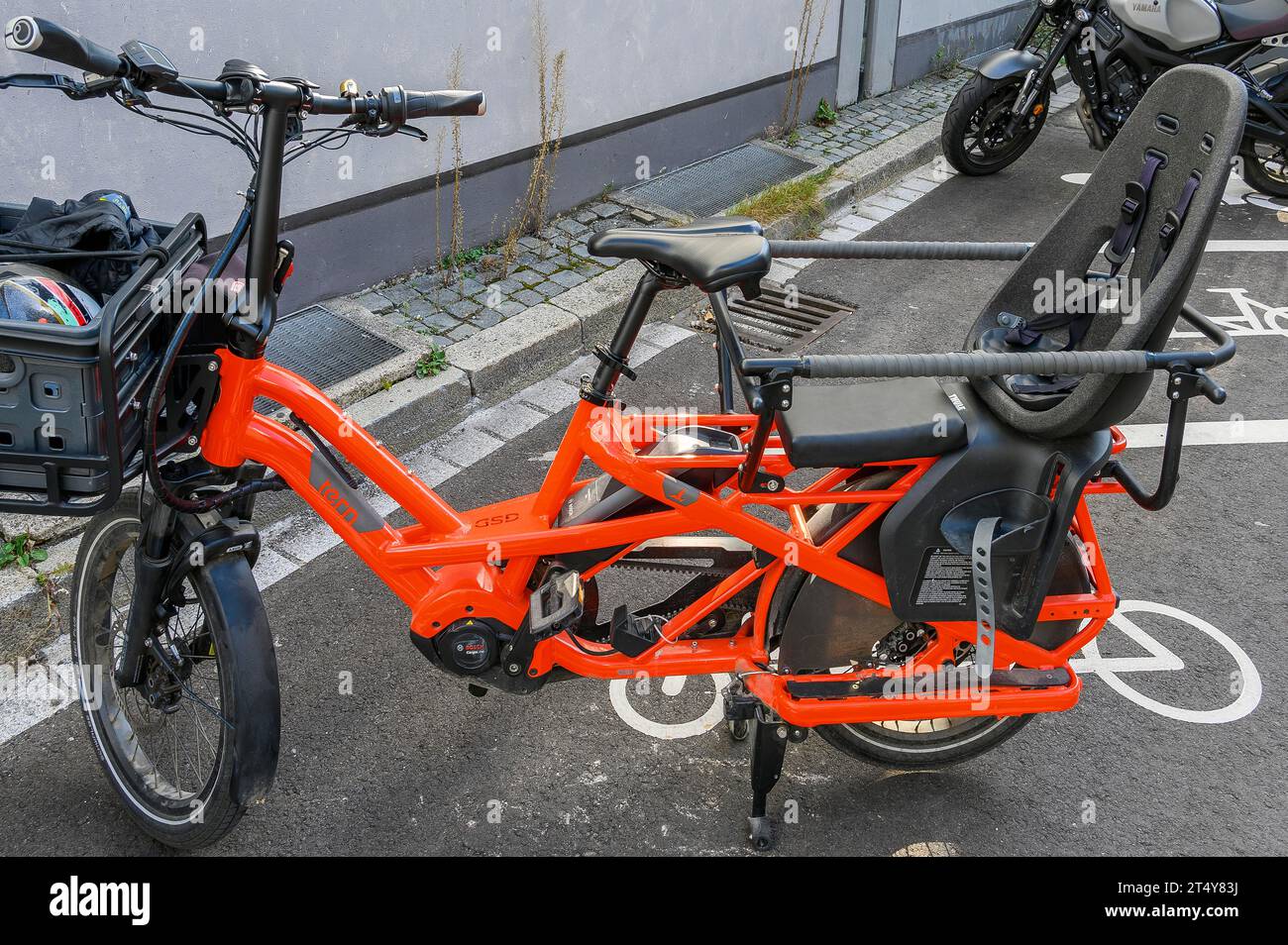 E-bike di lusso con cesto anteriore grande e seggiolino per bambini estremamente confortevole, Kempten, Allgaeu, Baviera, Germania Foto Stock