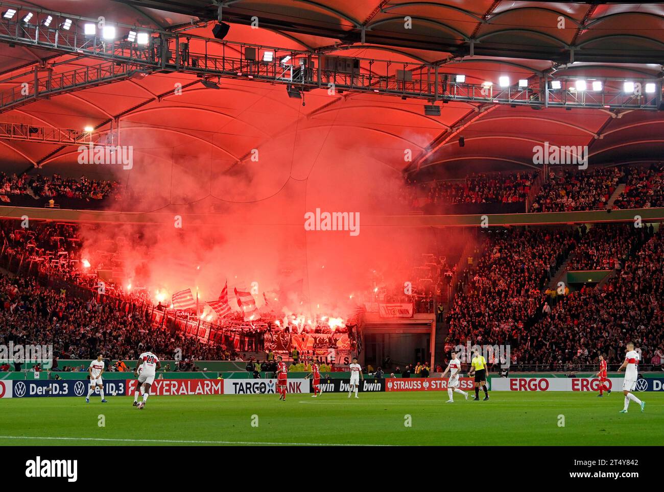 DFB Cup, durante la partita di calcio VfB Stuttgart vs 1. FC Union Berlin FCU, Bengalos, pirotecnici, piro, fuochi d'artificio, blocco ventola, ventole, curva ventola, flag Foto Stock