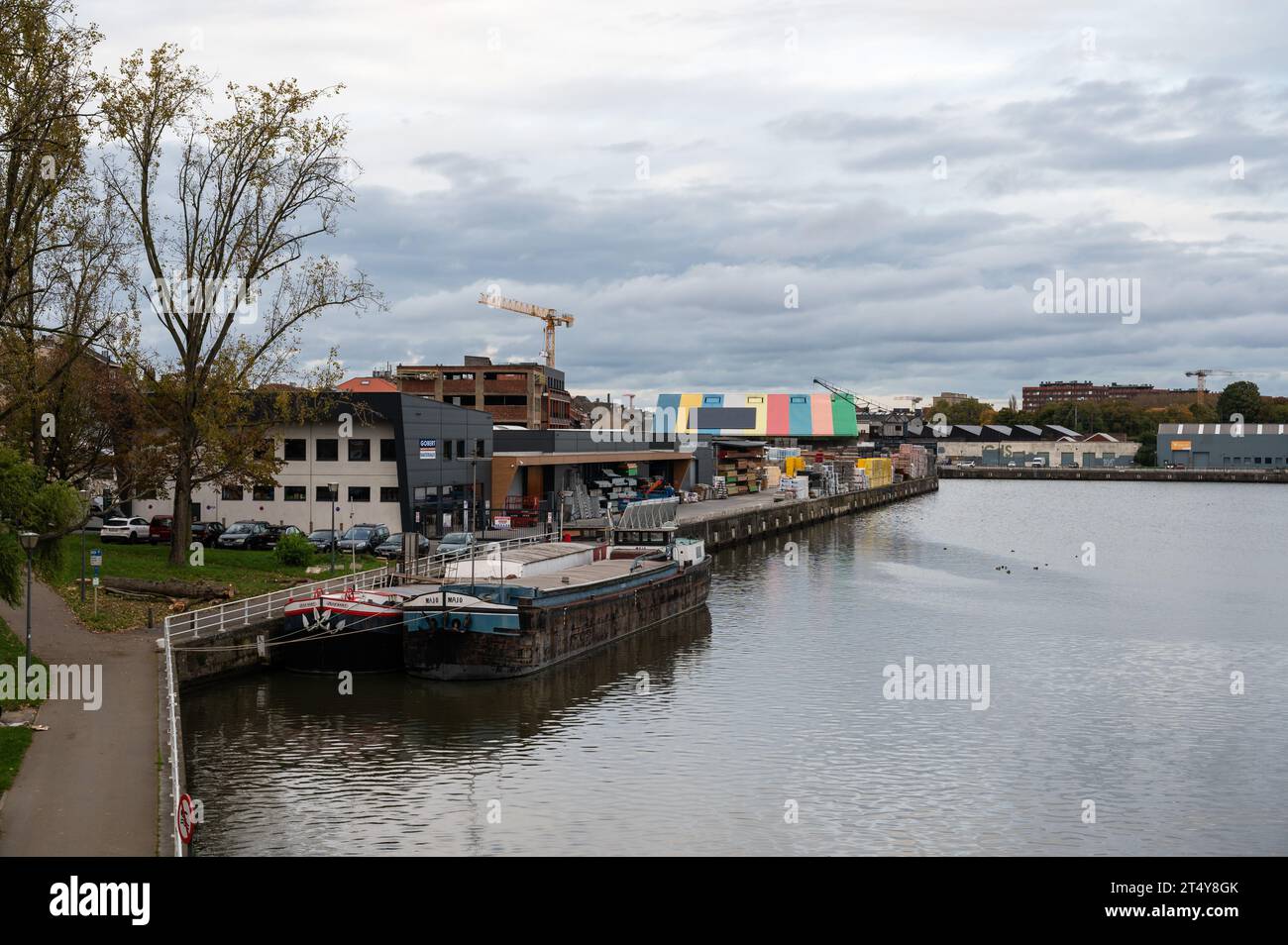 Anderlecht, regione di Bruxelles-capitale, Belgio - 28 ottobre 2023 - Vista ponte sulle rive del canale con attività industriali Foto Stock