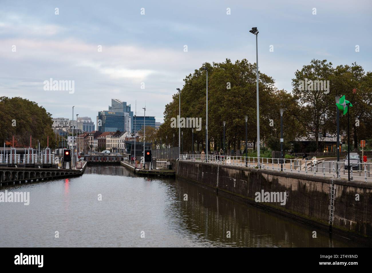 Anderlecht, regione di Bruxelles-capitale, Belgio - 28 ottobre 2023 - Vista Tele sulle rive del canale marittimo con gli edifici per uffici in centro Foto Stock