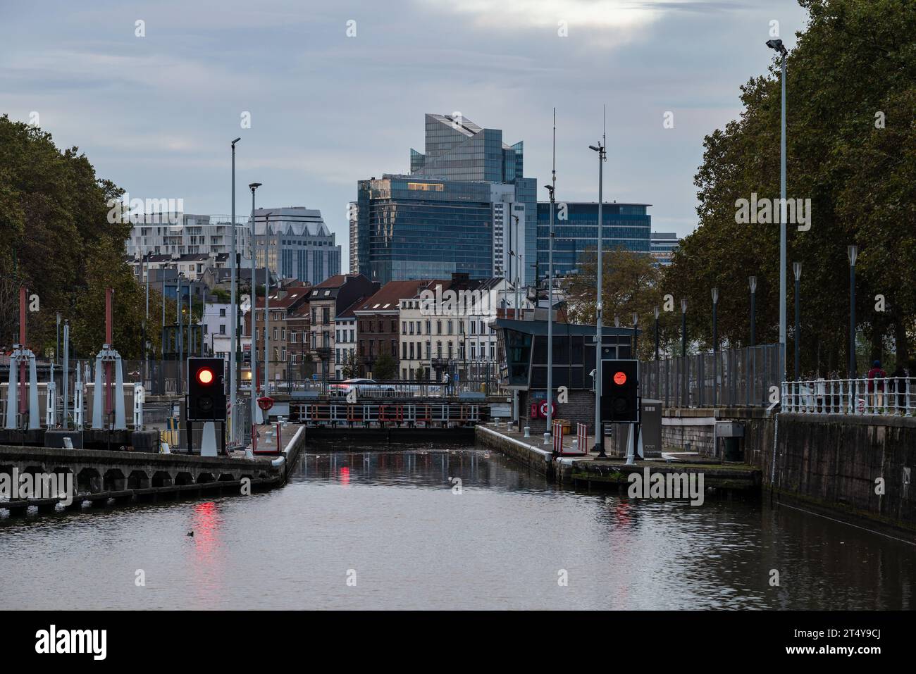 Anderlecht, regione di Bruxelles-capitale, Belgio - 28 ottobre 2023 - Vista Tele sulle rive del canale marittimo con gli edifici per uffici in centro Foto Stock