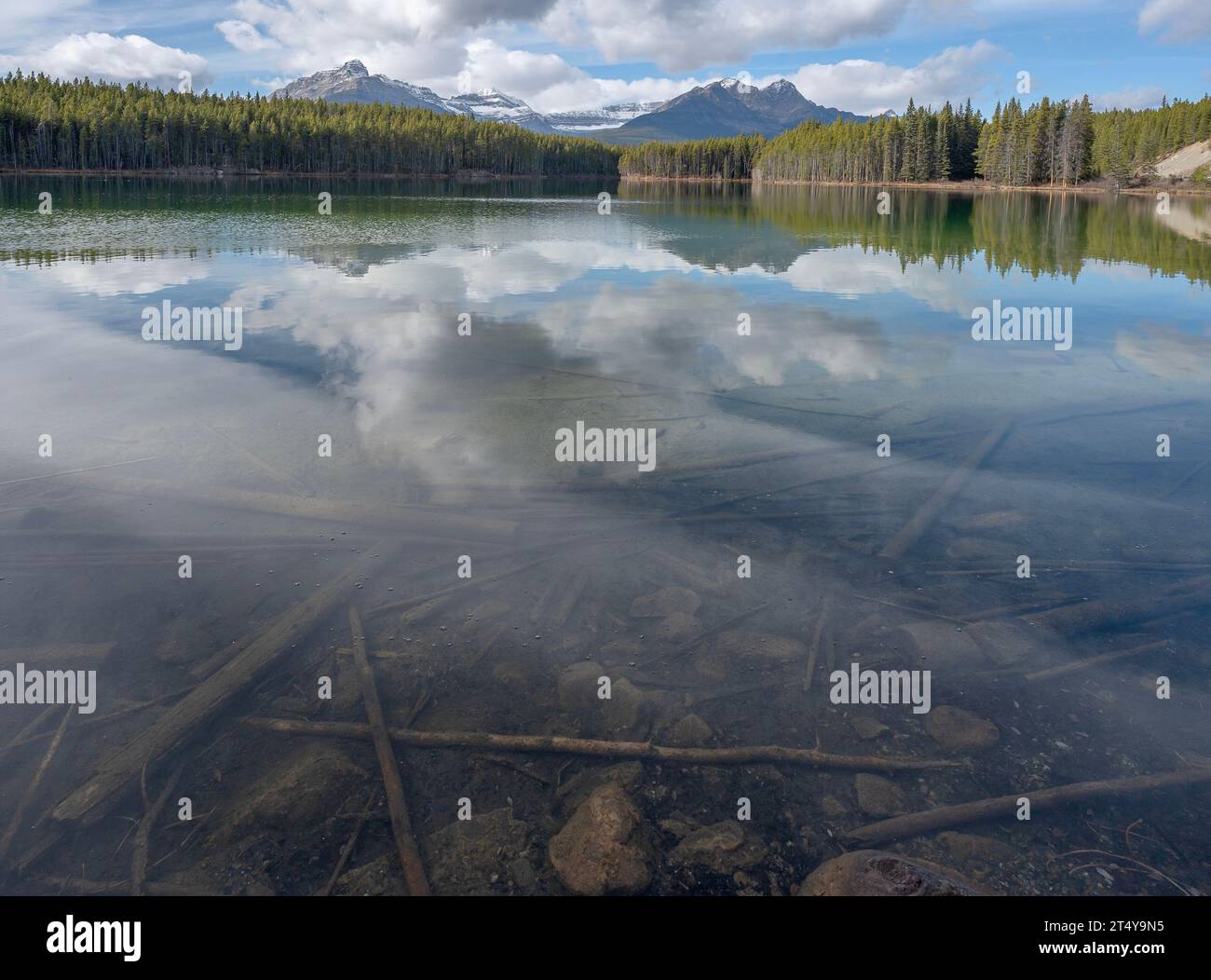 Riflessi montani nel lago Herbert nel Parco Nazionale di Banff, Alberta, Canada Foto Stock