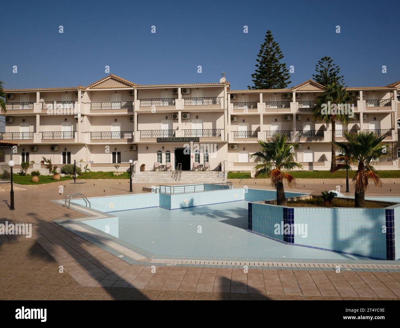 La piscina dell'hotel è stata svuotata alla fine della stagione estiva. Kalamaki, Zante, Grecia. Foto Stock