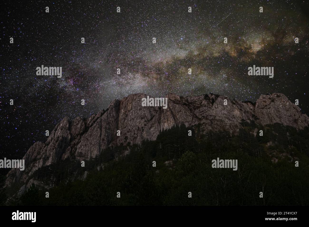 Paesaggio montano scena notturna cielo stellato con via lattiginosa nel Parco Nazionale di Sutjeska, Bosnia ed Erzegovina Foto Stock