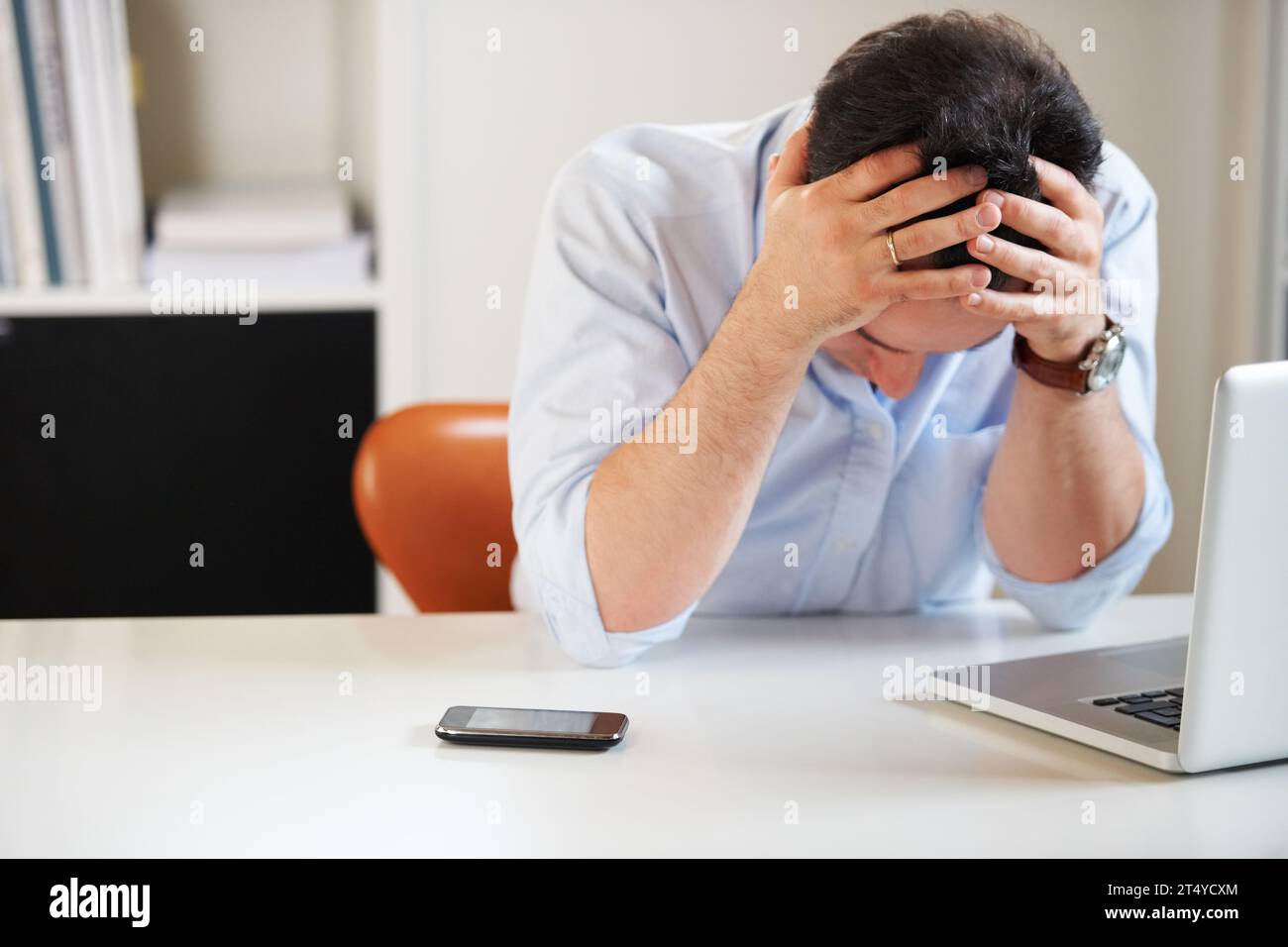 Uomo d'affari, portatile e triste con crisi, stress e depressione finanziaria con errori, budget o cattive notizie. Contabile, computer e falliscono con ansia Foto Stock