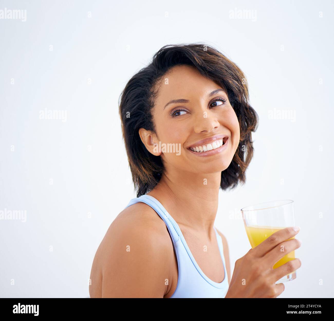 Succo d'arancia, bicchiere o sorriso su donna da bevanda di frutta salutare, nutrizione o vitamina c benefici in studio mockup. Nutrizionista brasiliano, benessere vegano e. Foto Stock