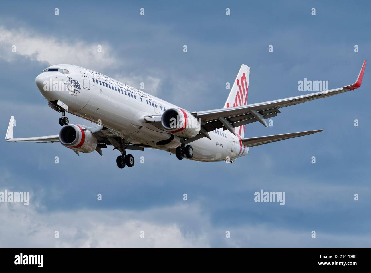 Virgin Australia Boeing 737-800 in avvicinamento finale all'aeroporto di Adelaide. Foto Stock