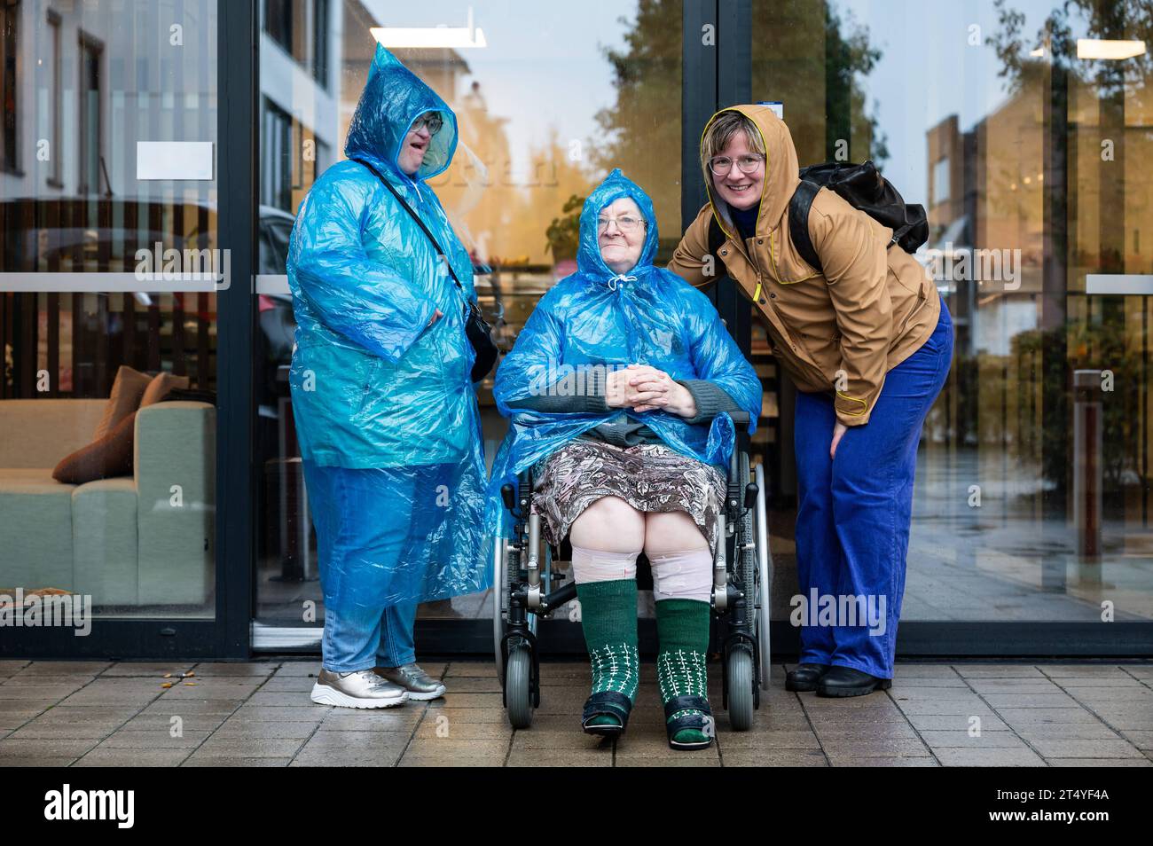 Ritratto di famiglia di una donna di 41 anni con sindrome di Down, una nonna su una sedia a rotelle e una donna di 37 anni che indossa abiti impermeabili, Tienen, Belgio credito: Imago/Alamy Live News Foto Stock