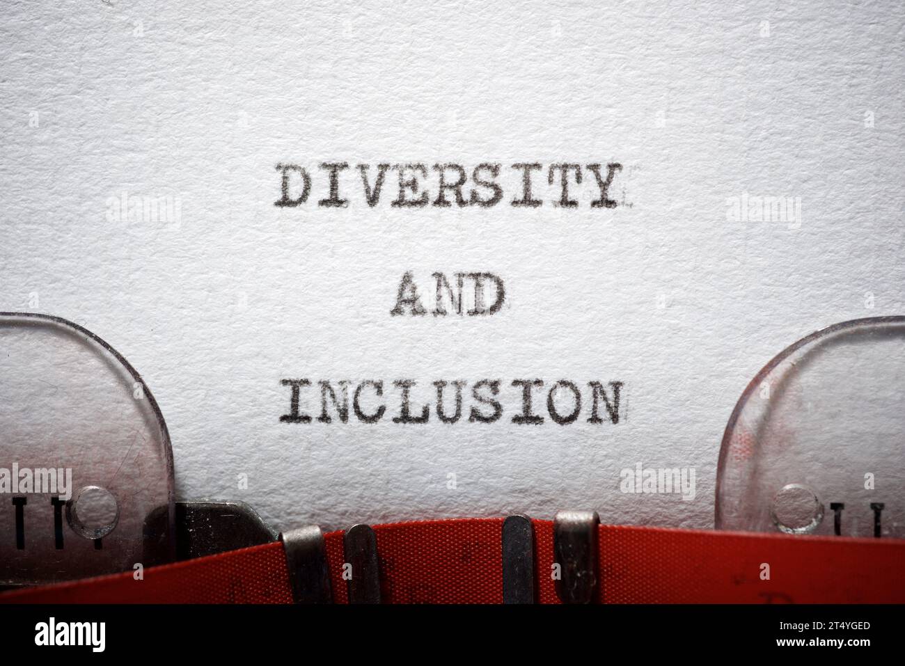 Frase di diversità e inclusione scritta con una macchina da scrivere. Foto Stock
