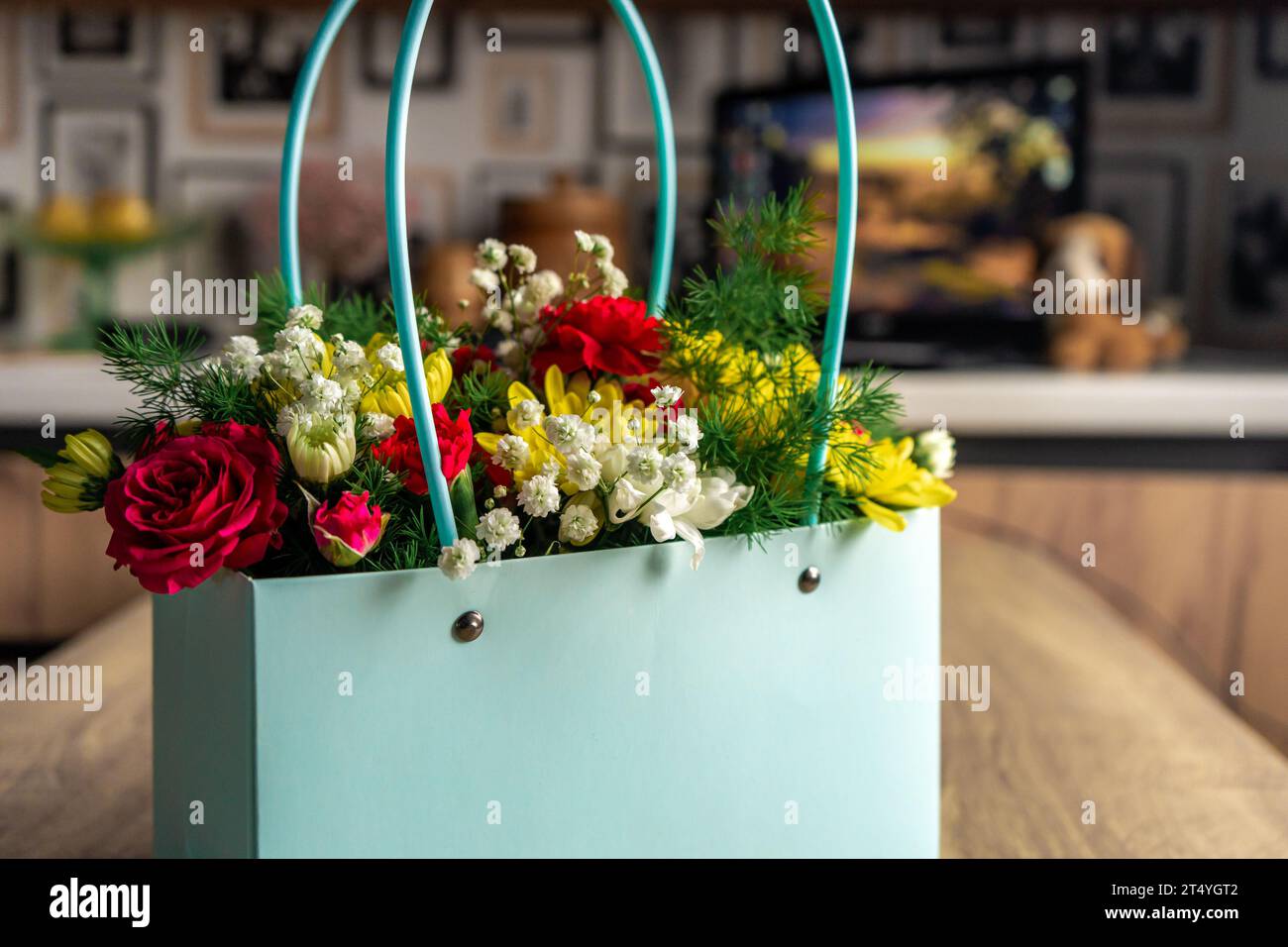 Bouquet di fiori multicolore natalizio in un cestino di carta all'interno Foto Stock